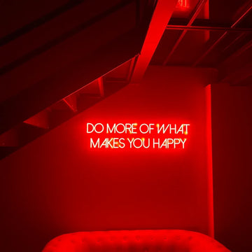 Néon rouge à texte blanc installé sur un mur sombre dans un intérieur