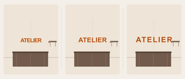 Trois largeurs schématiques du mot ATELIER au même emplacement au-dessus d’un meuble, avec une étagère à droite