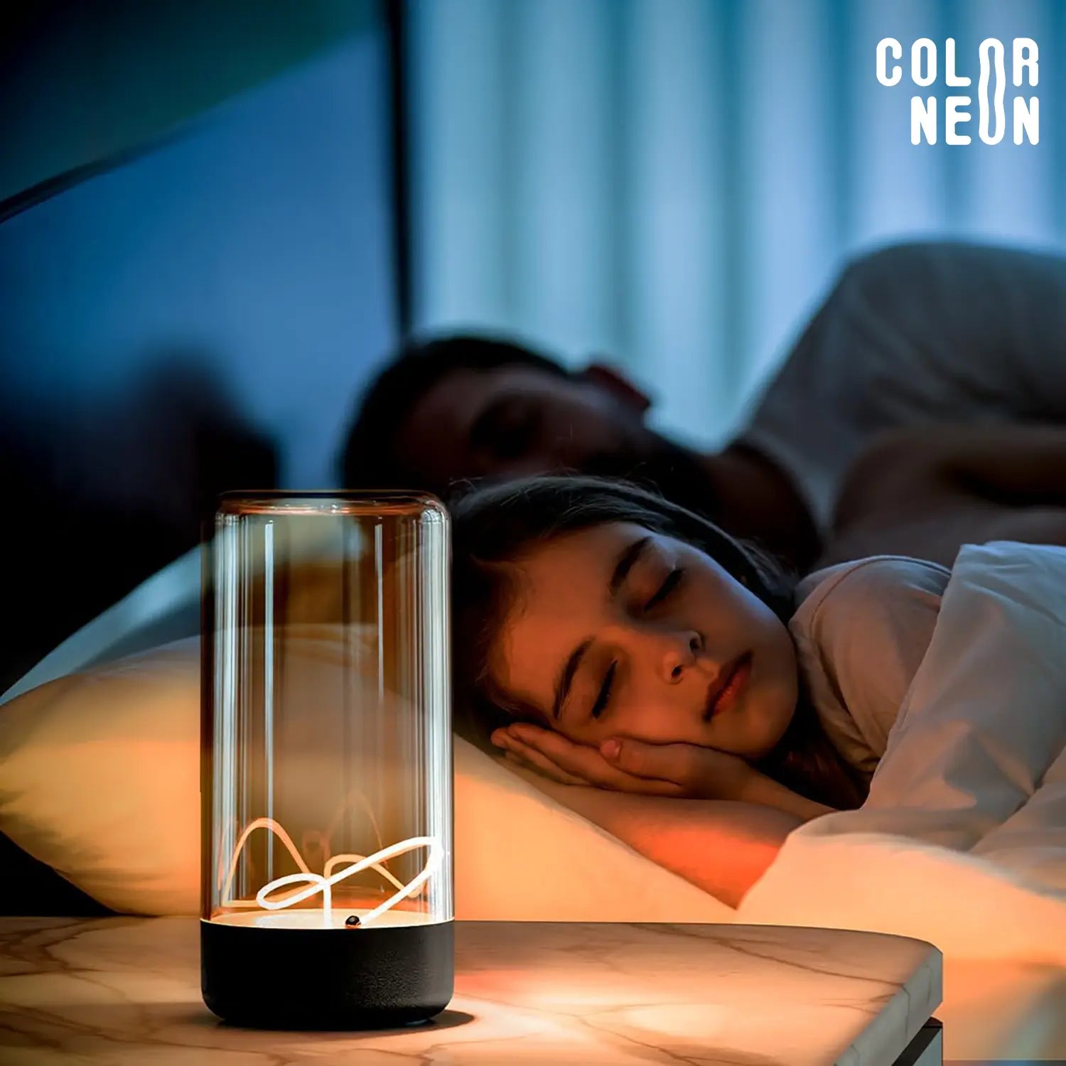 Lampe LED compacte et magnétique avec charge rapide USB-C, idéale pour un éclairage polyvalent.